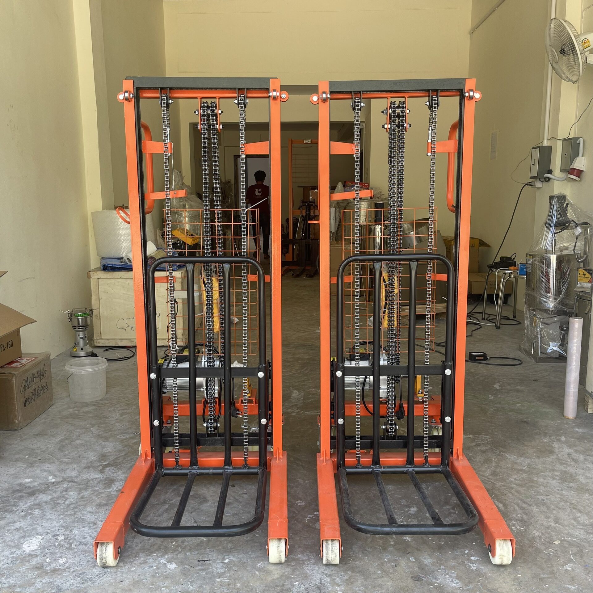 รถเข็นยกของไฟฟ้า เข็นง่ายสะดวก ยกของได้สูงถึง 200 กิโลกรัม ปรับขึ้นลงด้วยระบบไฟฟ้า 1800w Electric Stacker รถเข็นไฟฟ้า 4 ล้อ 2 เมตร 13181 DD1-4 2M