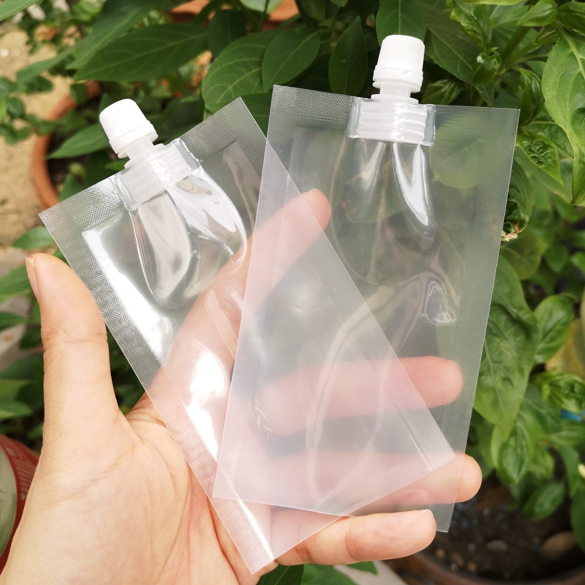 ถุงพลาสติกมาพร้อมฝาจุก ซีดตูดง่าย บรรจุได้ 12ml ราคาถูกไม่เกิน 5 บาท โรงงานมาเอง บรรจุภัณฑ์เครื่องสำอาง ถุงครีม