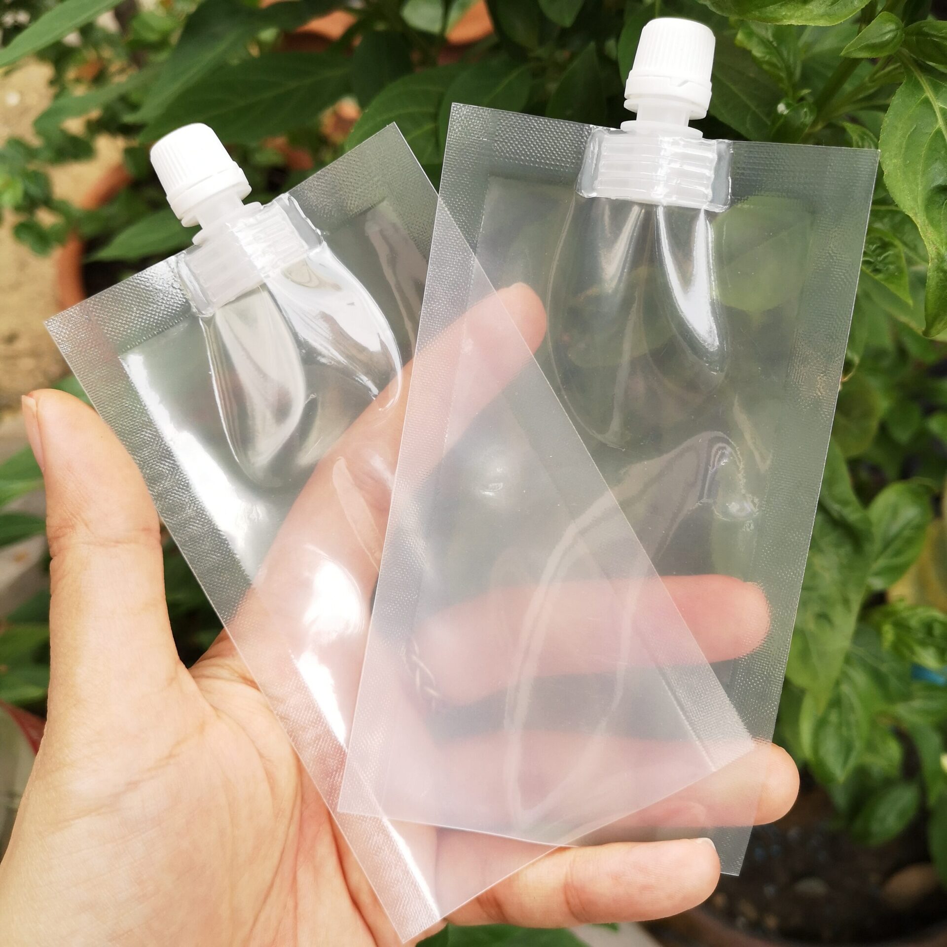 ถุงพลาสติกมาพร้อมฝาจุก ซีดตูดง่าย บรรจุได้ 12ml ราคาถูกไม่เกิน 5 บาท โรงงานมาเอง บรรจุภัณฑ์เครื่องสำอาง ถุงครีม