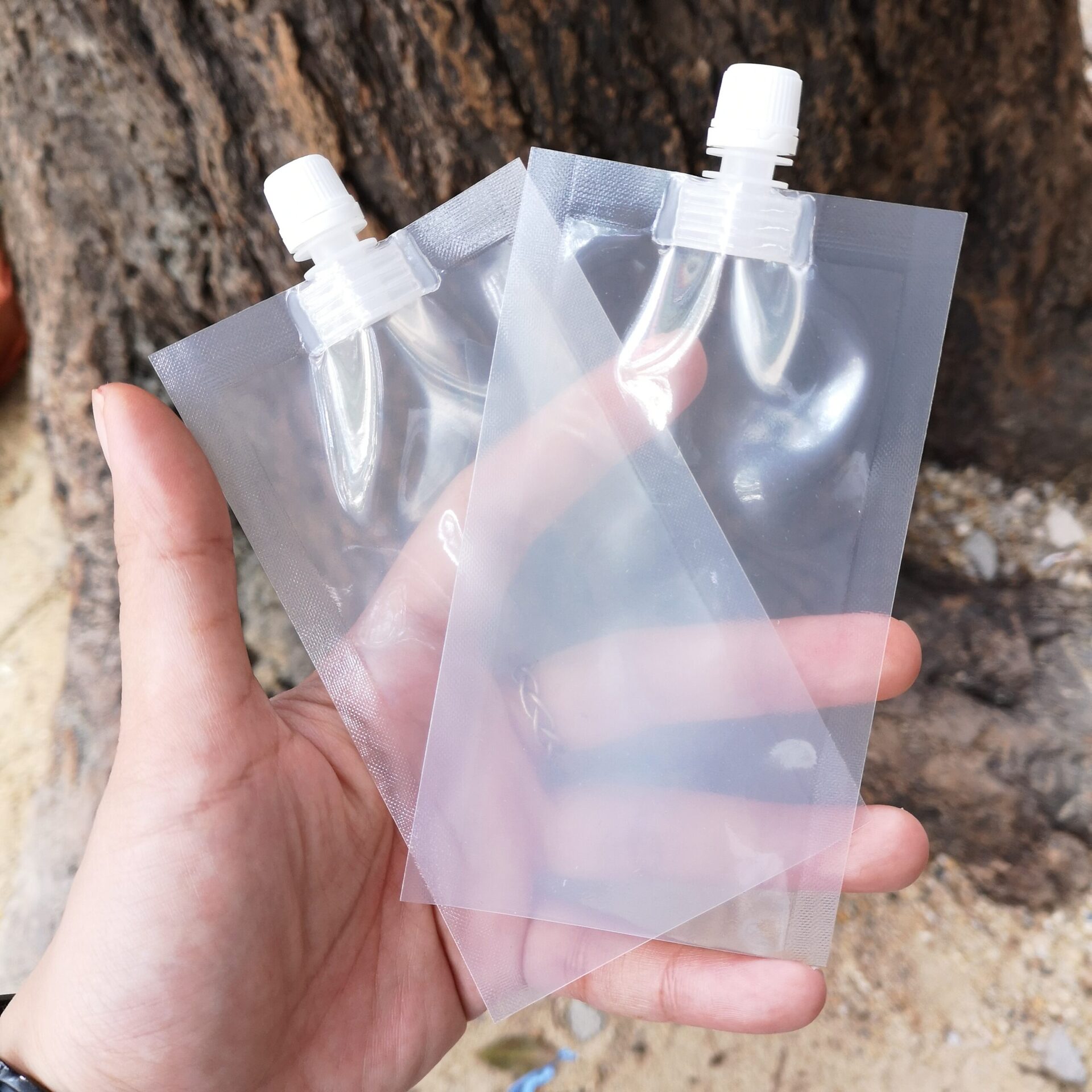 ถุงพลาสติกมาพร้อมฝาจุก ซีดตูดง่าย บรรจุได้ 12ml ราคาถูกไม่เกิน 5 บาท โรงงานมาเอง บรรจุภัณฑ์เครื่องสำอาง ถุงครีม