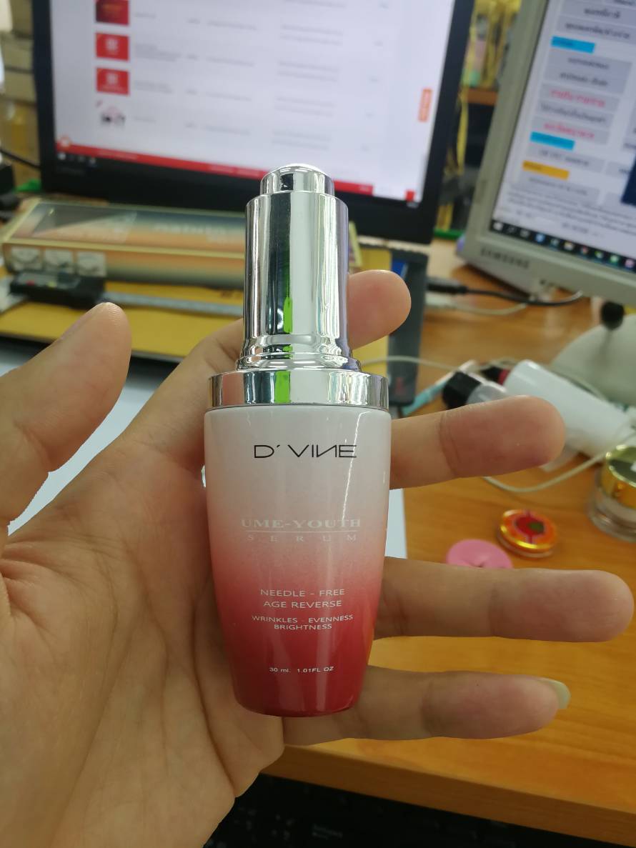 งานสกรีนขวดแก้วไล่สี ทรงลังโคมหัวดรอปเปอร์ สวยๆ เมื่อก่อนลูกค้าติดสติกเกอร์เฉยๆ รู้สึกว่าไม่ค่อยสวยเลยให้ทางเราทำสีขวดเป็นไล่สีออกมาให้เลยพร้อมสกรีน 1 สี ซึ่งทำได้อยู่ ผลงานออกมาดูเนียบมากเลย