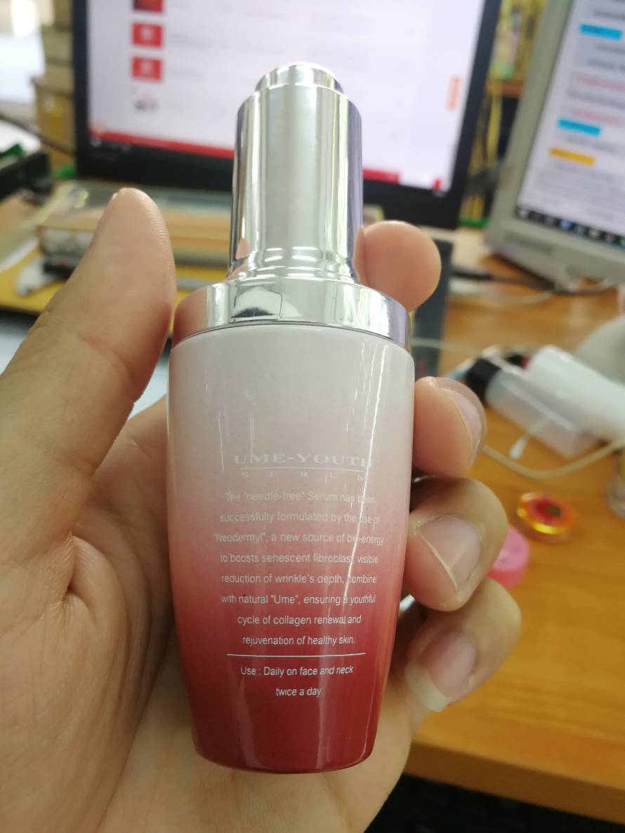 งานสกรีนขวดแก้วไล่สี ทรงลังโคมหัวดรอปเปอร์ สวยๆ เมื่อก่อนลูกค้าติดสติกเกอร์เฉยๆ รู้สึกว่าไม่ค่อยสวยเลยให้ทางเราทำสีขวดเป็นไล่สีออกมาให้เลยพร้อมสกรีน 1 สี ซึ่งทำได้อยู่ ผลงานออกมาดูเนียบมากเลย