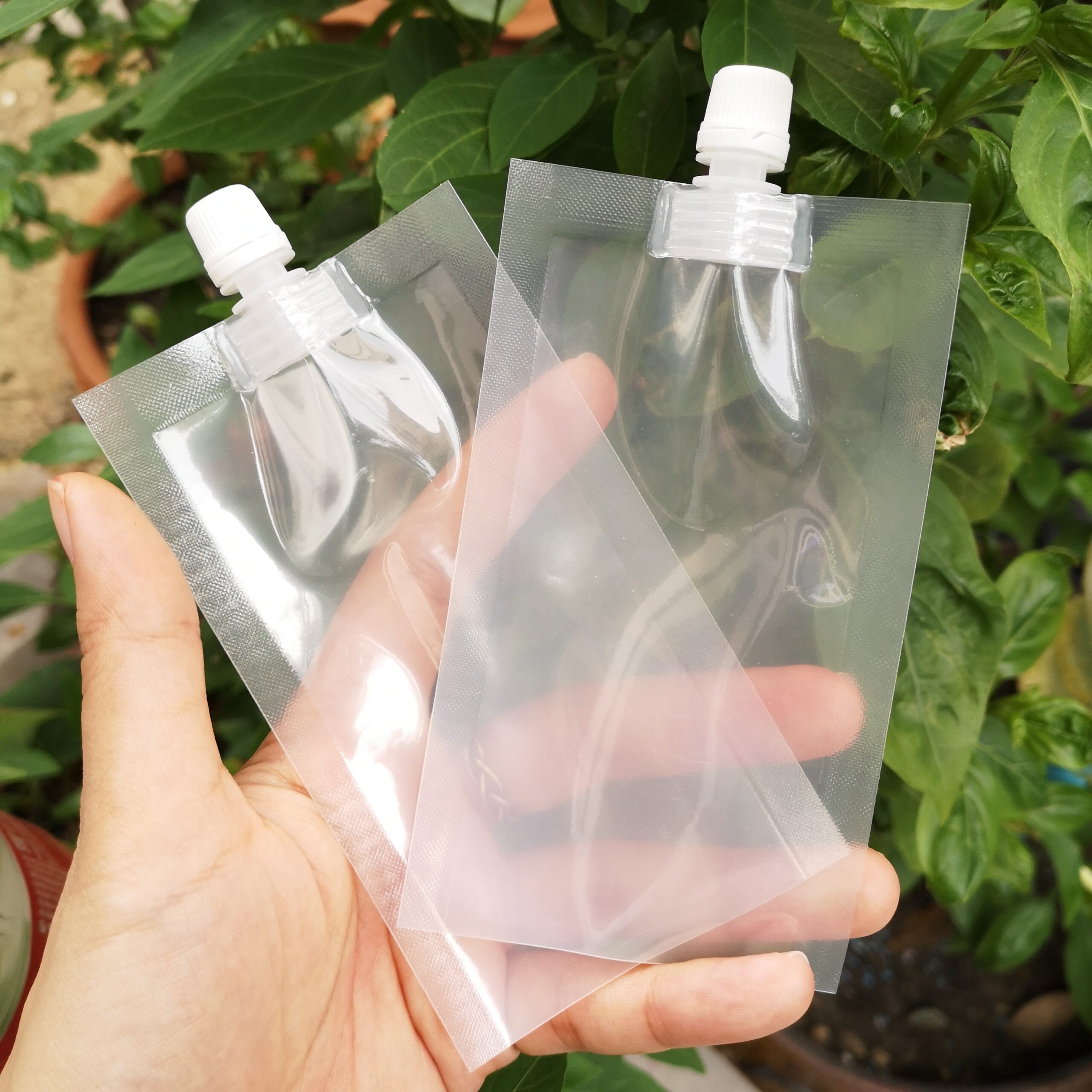 ถุงพลาสติกมาพร้อมฝาจุก ซีดตูดง่าย บรรจุได้ 12ml ราคาถูกไม่เกิน 5 บาท โรงงานมาเอง บรรจุภัณฑ์เครื่องสำอาง ถุงครีม